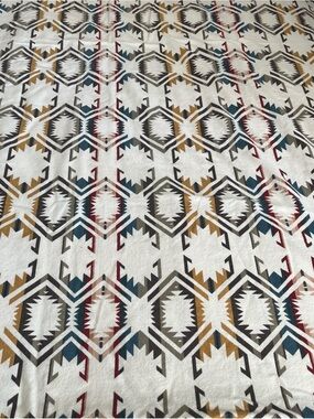 (1) Pendleton Southwestern Geometric Cotton Queen Flat Sheet White Blue Red Gold